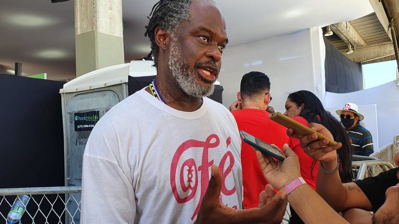 Mudança do Carnaval seria um ‘cavalo de pau’ no ano de retomada da festa, acusa Sílvio