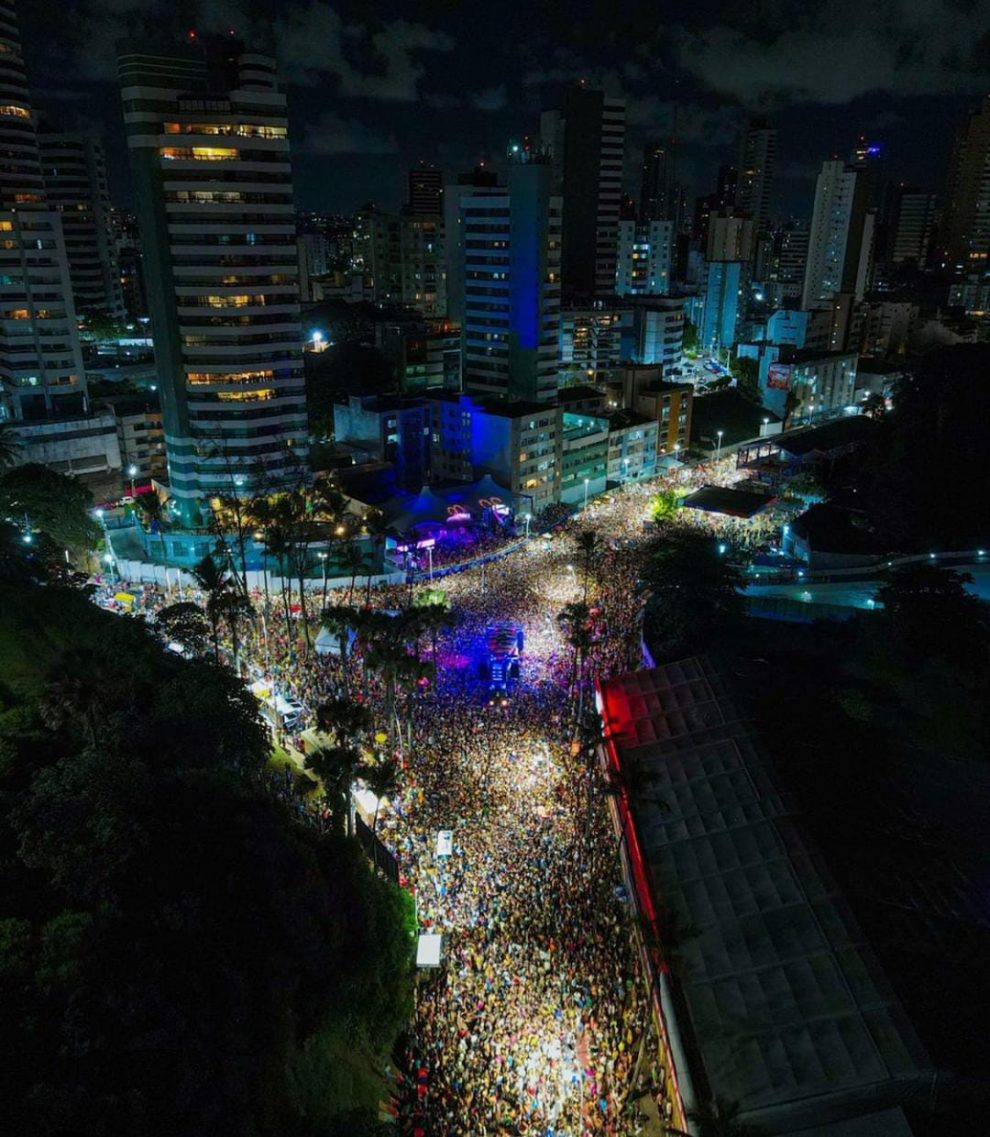 BaianaSystem arrasta multidão na Barra e fecha Furdunço