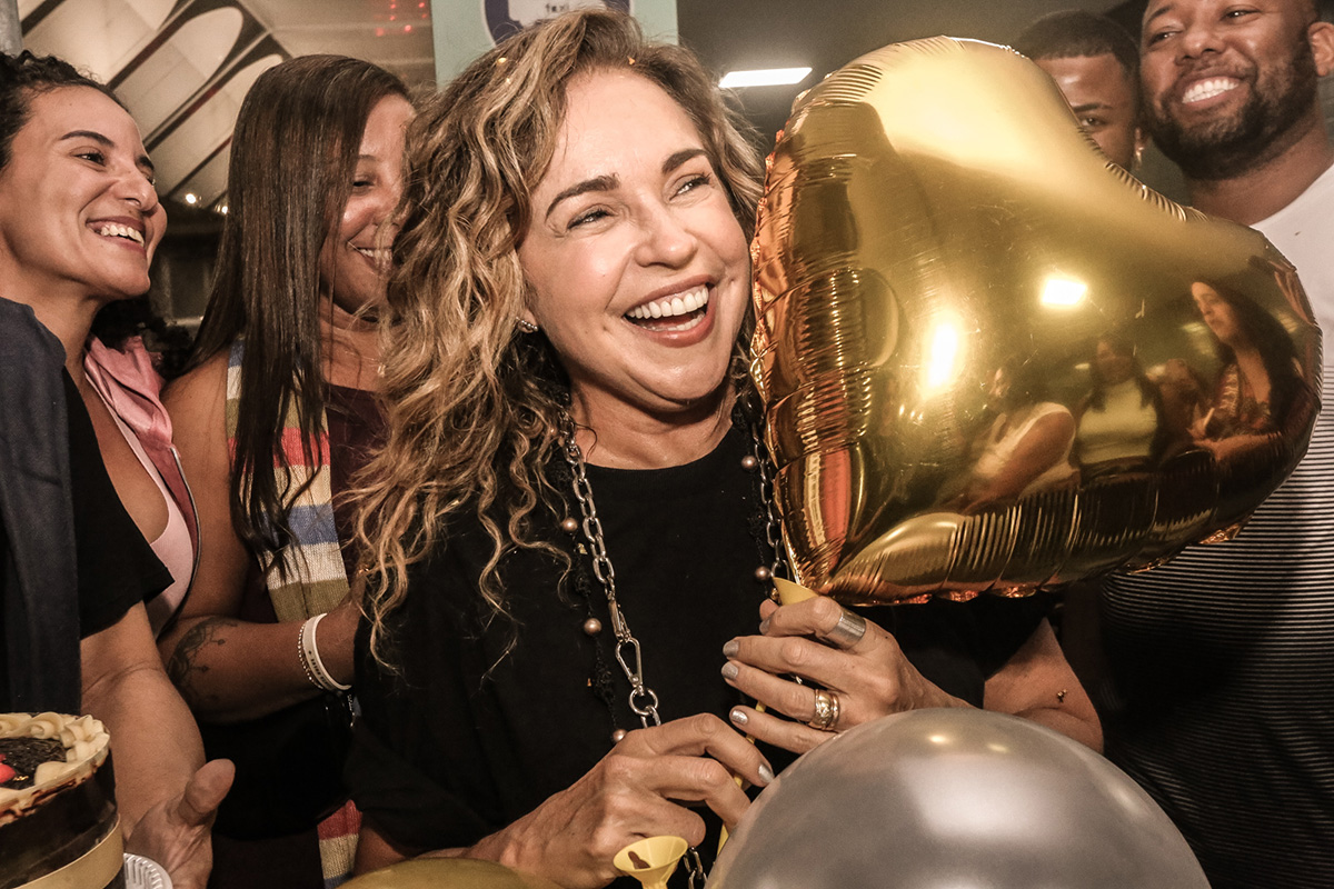 Daniela Mercury é recebida com festa no Aeroporto de Salvador e se emociona