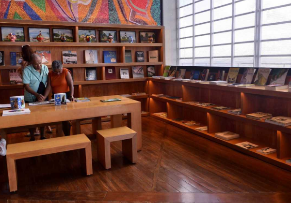 Sala de Leitura da Casa do Carnaval encanta visitantes com acervo sobre a folia em Salvador