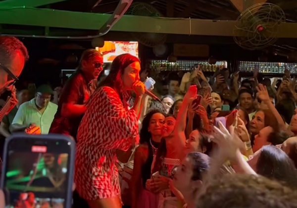 Ivete Sangalo faz show surpresa em bar na Praia do Forte; confira